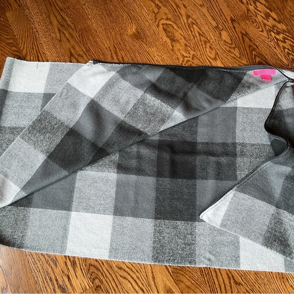 Betsy Johnson scarf/wrap - Picture 2 of 3